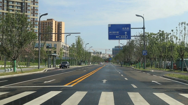 成都邛崃首条公园城市街道一体化道路正式通车_fororder_宽敞整洁的热电新路-供图-邛崃市委宣传部
