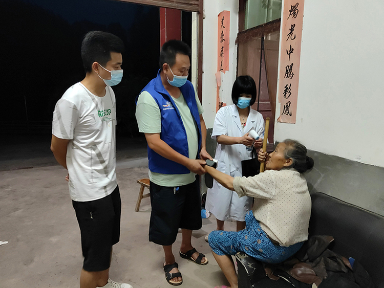 眉山洪雅：“小网格”筑牢疫情防控“安全墙”_fororder_在古恩香家为她测量体温和血压-摄影-周宇琴