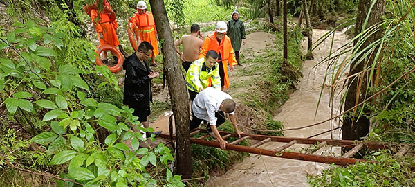 南充营山：暴雨中紧急转移3000名居民_fororder_转移受灾群众-供图-营山县公安局