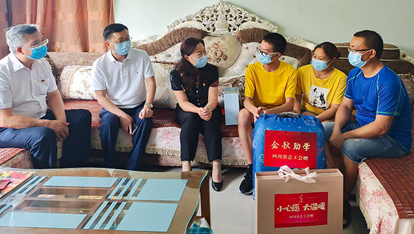 自贡市总工会金秋助学进家门 助力职工学子圆求学梦_fororder_徐真彦（左三）亲切的与职工学子詹瑞敏（右三）交谈