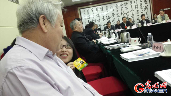 【网媒记者跑两会】光明网李平沙：一张特别的工作照