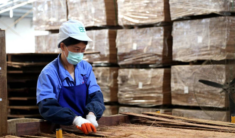 眉山洪雅：立足生态推动竹产业高质量发展_fororder_洪雅竹元科技有限公司内工人正在作业-摄影-李霞-(2)