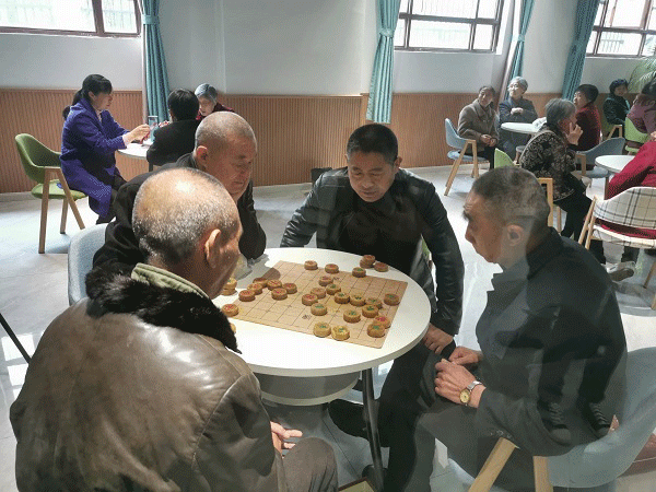 眉山东坡区：“六分”起步 大力推进邻里中心建设_fororder_邻里中心老人们正在进行休闲娱乐-供图-眉山市委宣传部
