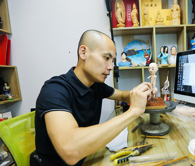 自贡大安：以就业力量擦亮城市名片 促进城市发展_fororder_胡伟康正在进行泥塑创作