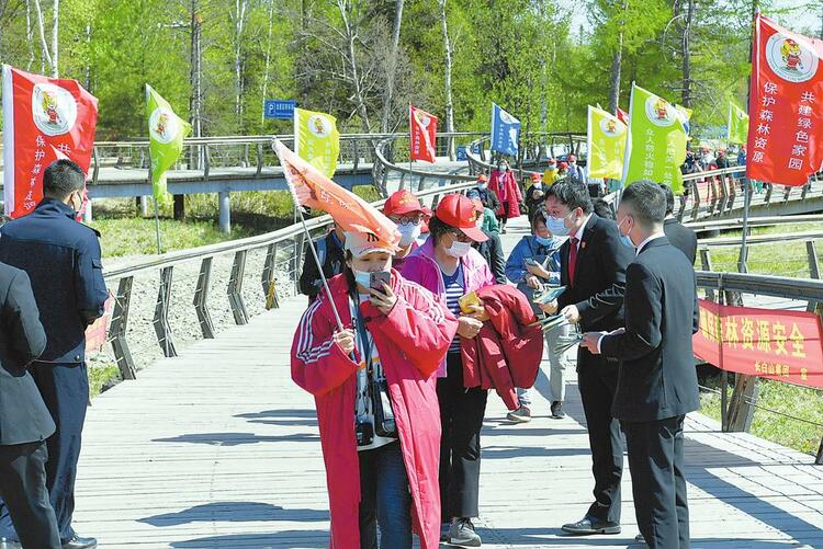 白河林区基层法院干警开展环境保护及《民法典》专题普法宣传活动_fororder_9fac6210-fad7-4772-9453-faeb94db8077
