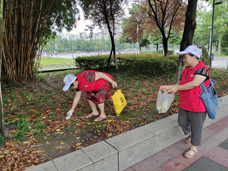 眉山洪雅县开展志愿服务 共建宜居环境_fororder_志愿者正在清理街道垃圾-摄影-何鑫