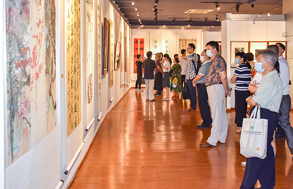 书画作品展现江姐革命情怀 川南渝西地区书法美术作品联展开幕_fororder_1市民参观书画作品展（摄影-赵丽）