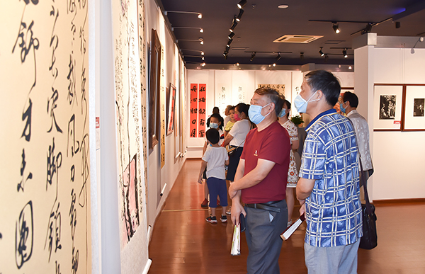 书画作品展现江姐革命情怀 川南渝西地区书法美术作品联展开幕_fororder_3市民观展现场（摄影-赵丽）