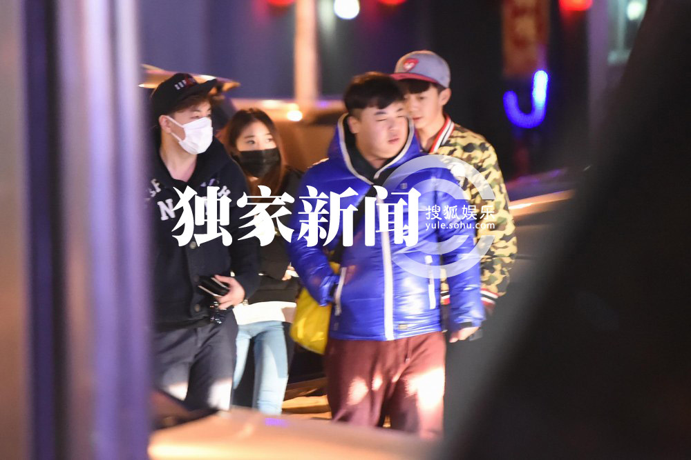 独家：释小龙深夜工体玩电竞 美女默默陪伴在侧