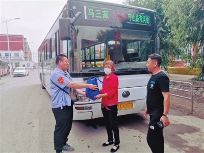 这名沈阳公交驾驶员的举动让人心头一暖_fororder_1