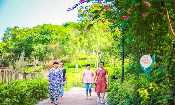 自贡沿滩：绿色生态长廊串起市民幸福生活_fororder_2市民在长廊散步（摄影-宋姿熠）