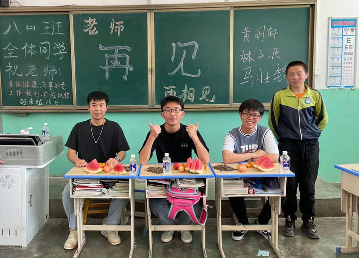 在这张旧书桌前，他们用青春答一道题——复旦大学研究生支教团23年扎根宁夏王民中学纪实