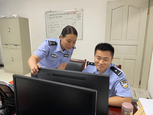 眉山青神公安陈楠：警情记心上 民情记心中_fororder_陈楠（左）指导同事开展信息采集工作-供图-青神县委宣传部