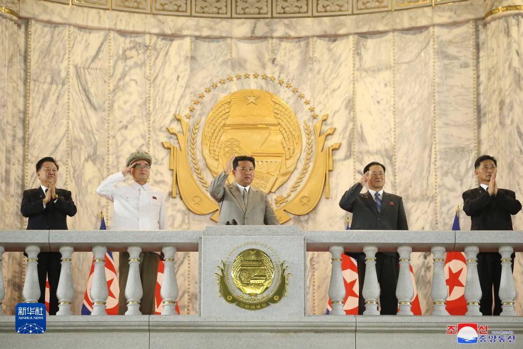 朝鲜举行民间及安全武装力量阅兵式庆祝国庆73周年