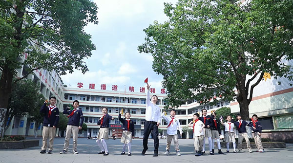 眉山青神学道街小学校长欧建：是“燃灯校长” 更是共产党员_fororder_欧建和他的学生们-摄影-方秦