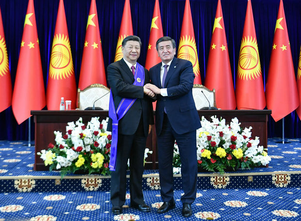 习近平出席仪式 接受吉尔吉斯斯坦总统热恩别科夫授予“玛纳斯”一级勋章