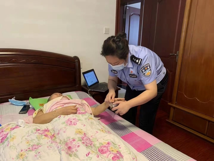 我为群众办实事｜病患老人办证难 民警上门办证暖民心_fororder_微信图片_20210830154518