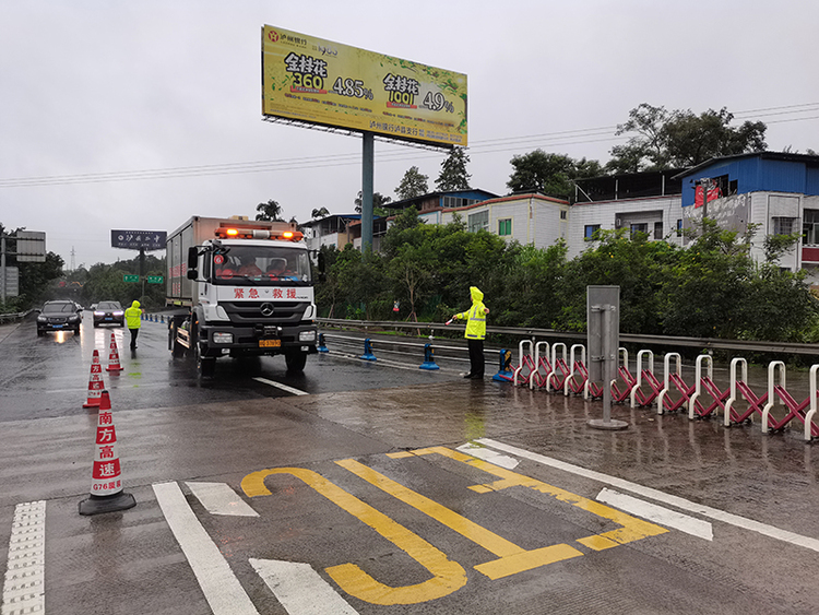 泸州境内道路交通通行正常 四川高速公安全面启动前往震区应急救援通道_fororder_交警在维护交通秩序-供图-四川省公安厅