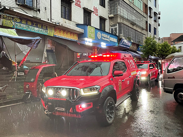 18车72人 宜宾消防救援支队火速驰援泸县_fororder_宜宾增援力量到达喻寺镇-供图-宜宾消防救援支队