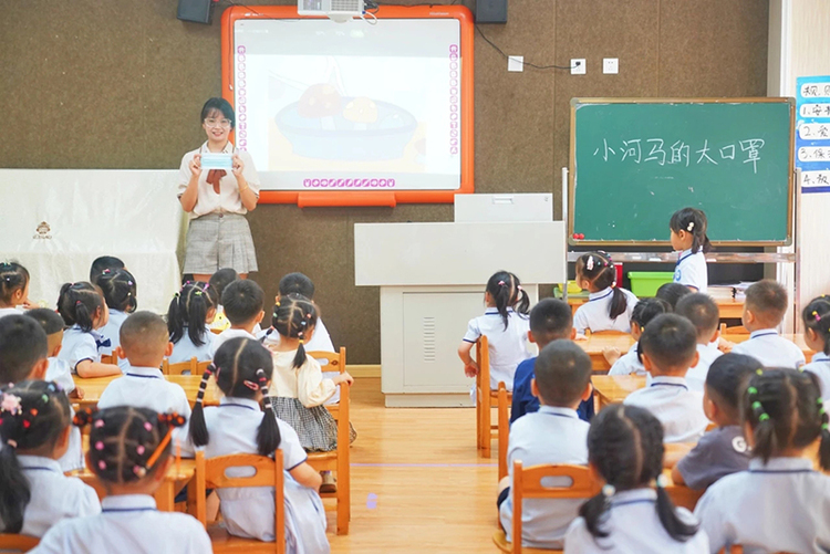 眉山开展“开学第一课” 莘莘学子喜迎新学期_fororder_东坡区第一幼儿园以“科学抗疫-助力成长”为主题开展开学第一课-供图-东坡区委宣传部