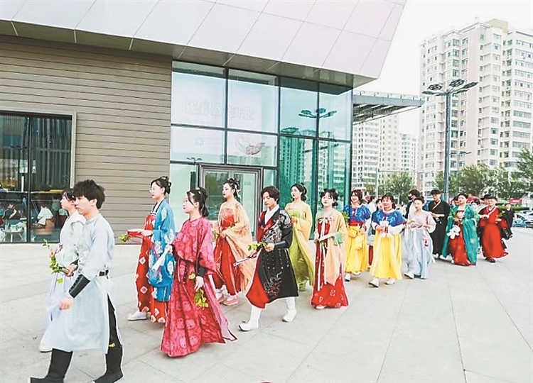 街上汉服秀