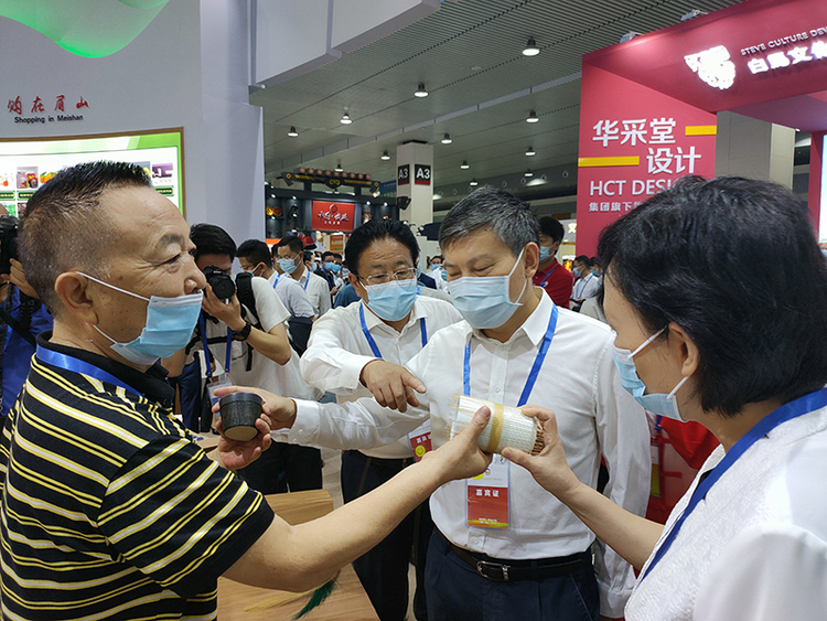 提升城市文旅品牌形象 眉山60余家文旅企事业单位组团参展第八届旅博会_fororder_眉山青神竹编受嘉宾青睐--摄影--方秦