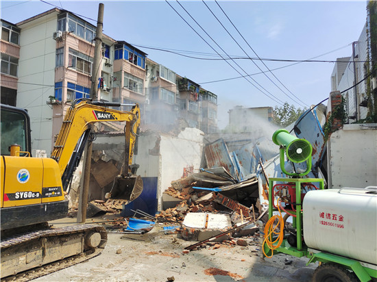 “我为群众办实事”无锡滨湖区荣巷街道新一轮宜居住区改造工程开工_fororder_作业车辆正在拆除违章建筑_副本