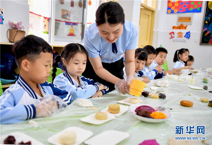 安徽亳州：做月饼 制灯笼 迎中秋