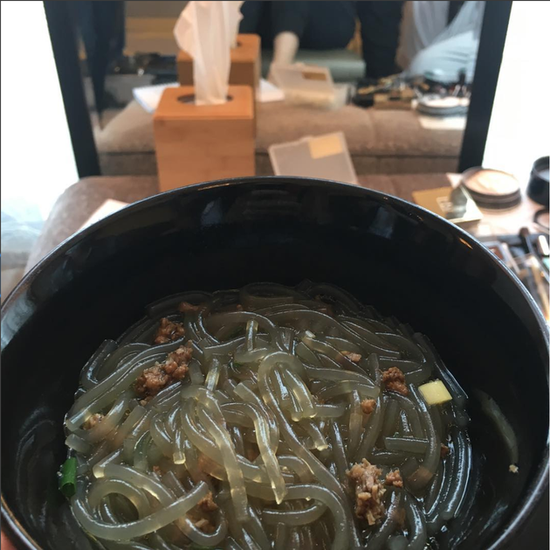 汤唯社交帐号疑曝光 晒女儿背影照软萌可爱