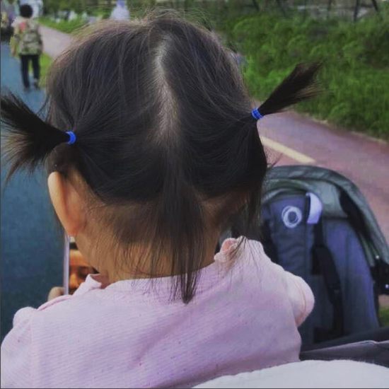 汤唯社交帐号疑曝光 晒女儿背影照软萌可爱