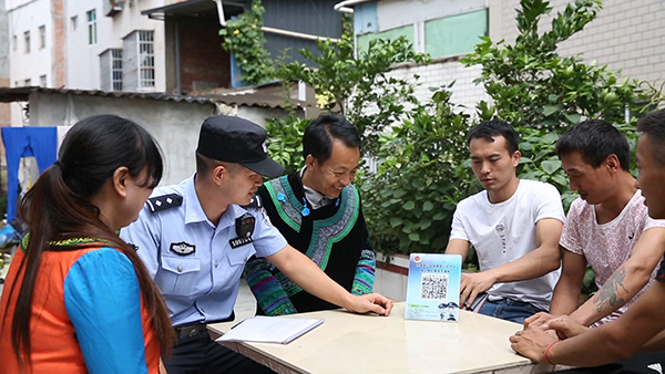 创“枫”进行时|雅安汉源九襄派出所：花海果乡 时和年丰_fororder_民警为市民朋友介绍网上便民服务-供图-雅安市公安局