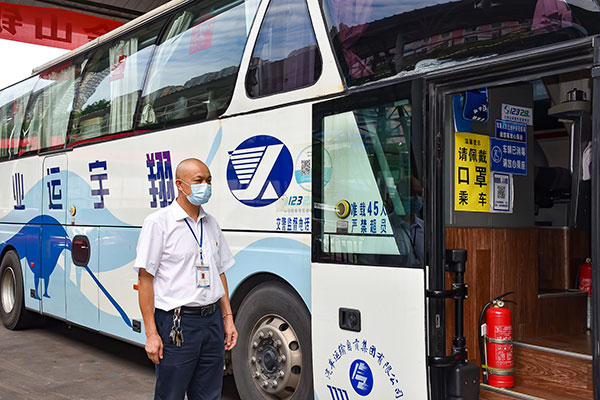 四川自贡：为20余万乘客保驾护航 劳动模范甘德富19年驾驶零事故_fororder_2甘德富迎接乘客（摄影-赵丽）