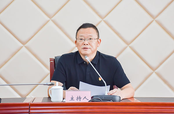 自贡：主动融入国家战略 助推高新区超常跨越和高质量发展_fororder_3高新区党工委副书记陈明主持会议（摄影-赵丽）