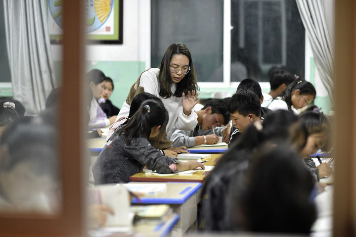 在这张旧书桌前，他们用青春答一道题——复旦大学研究生支教团23年扎根宁夏王民中学纪实