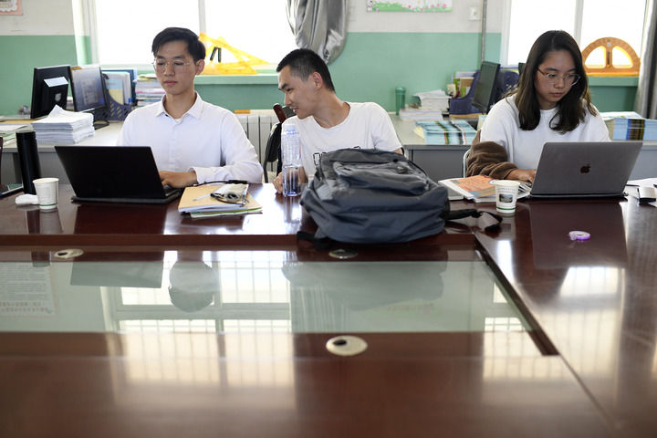 在这张旧书桌前，他们用青春答一道题——复旦大学研究生支教团23年扎根宁夏王民中学纪实