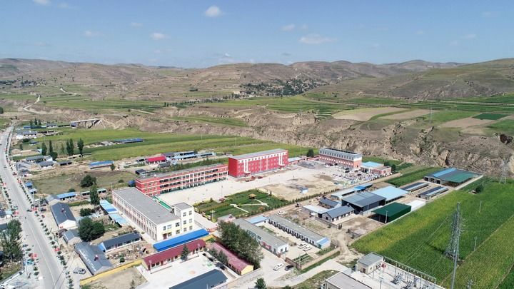 在这张旧书桌前，他们用青春答一道题——复旦大学研究生支教团23年扎根宁夏王民中学纪实