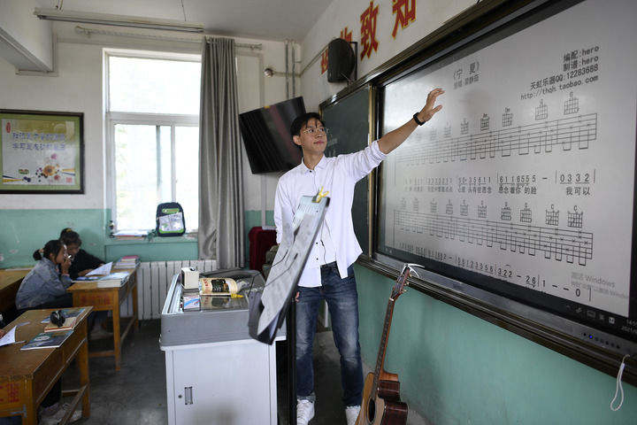 在这张旧书桌前，他们用青春答一道题——复旦大学研究生支教团23年扎根宁夏王民中学纪实