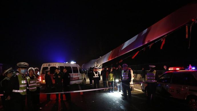 京港澳高速湖南段爆炸现场恢复通行 肇事车或涉非法运输