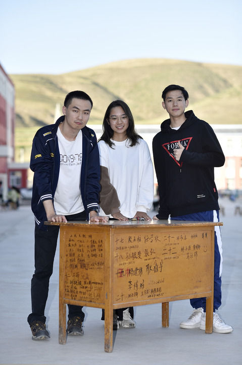 在这张旧书桌前，他们用青春答一道题——复旦大学研究生支教团23年扎根宁夏王民中学纪实
