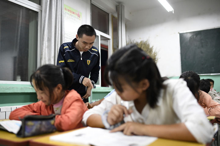 在这张旧书桌前，他们用青春答一道题——复旦大学研究生支教团23年扎根宁夏王民中学纪实