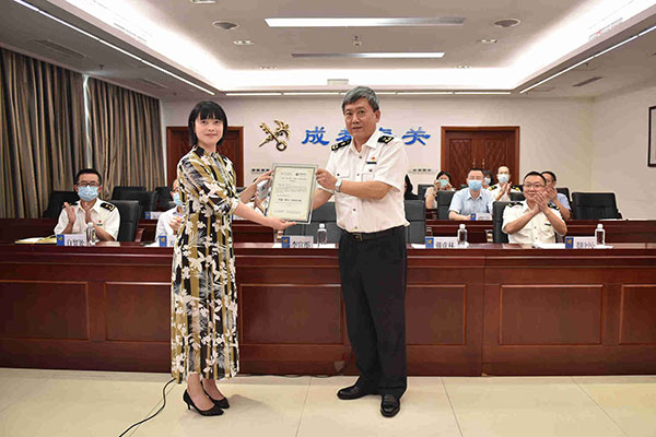 川渝两地在全国率先实现电子口岸业务跨关区通办_fororder_成都海关向首家项目试点企业制授“电子口岸卡”-供图-成都海关