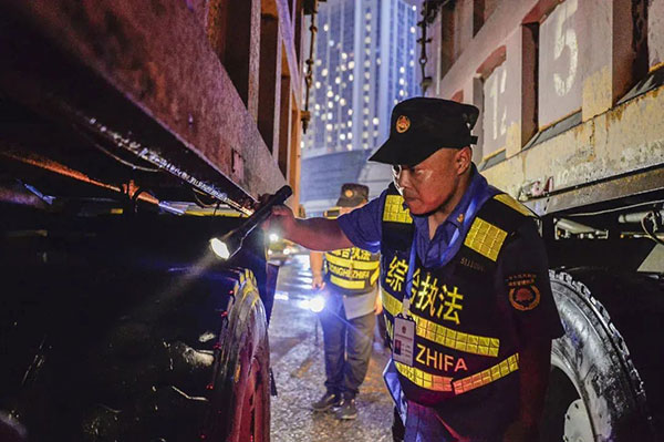 全程跟踪问效 成都市城市管理委员会确保环境保护问题整改到位不反弹_fororder_开展建筑垃圾运输车辆专项整治-供图-成都市城管委
