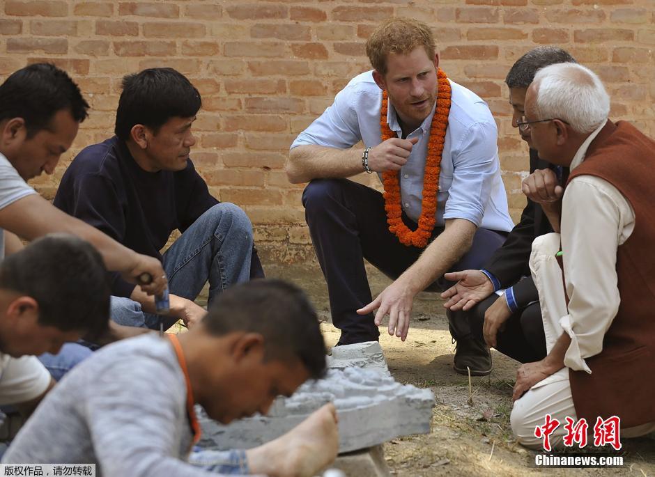 英国哈里王子访问尼泊尔 额头一点红“萌萌哒”