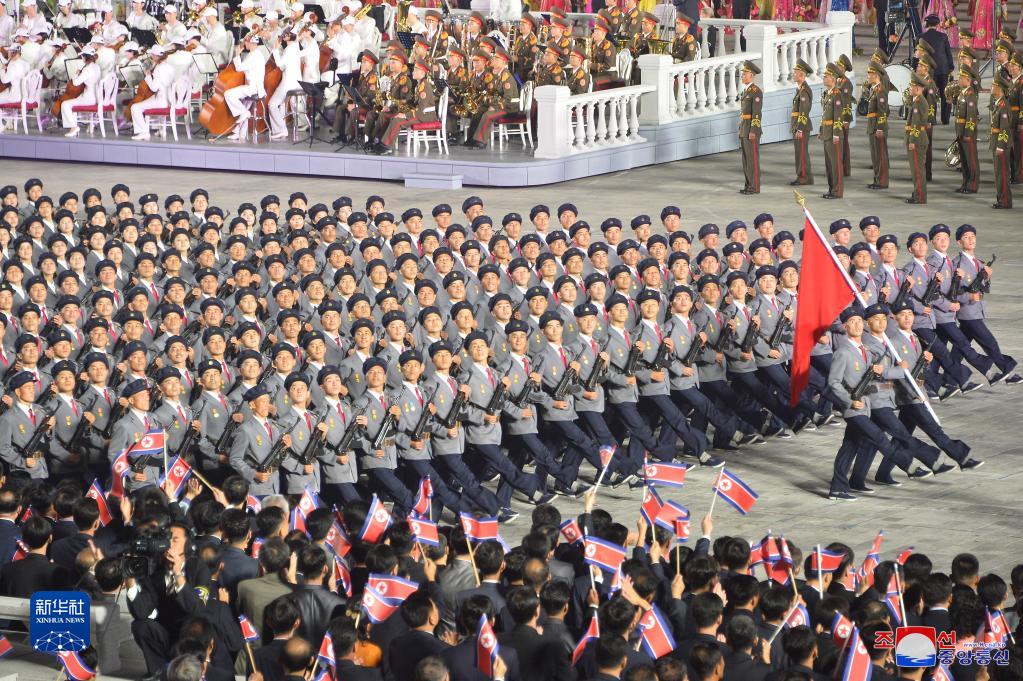 朝鲜举行民间及安全武装力量阅兵式庆祝国庆73周年