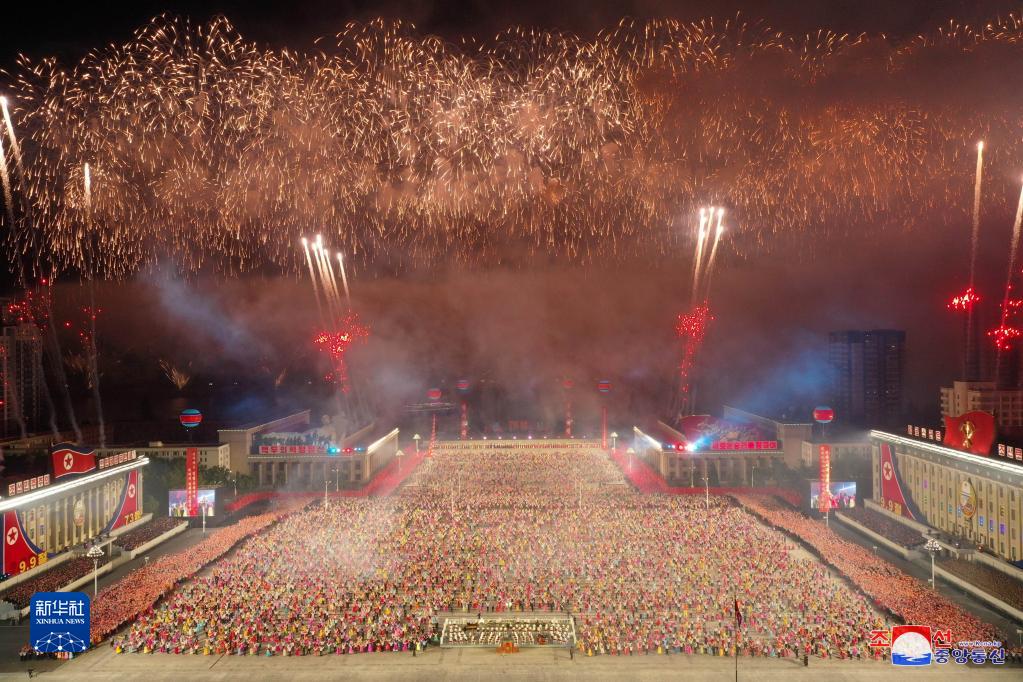 朝鲜举行民间及安全武装力量阅兵式庆祝国庆73周年