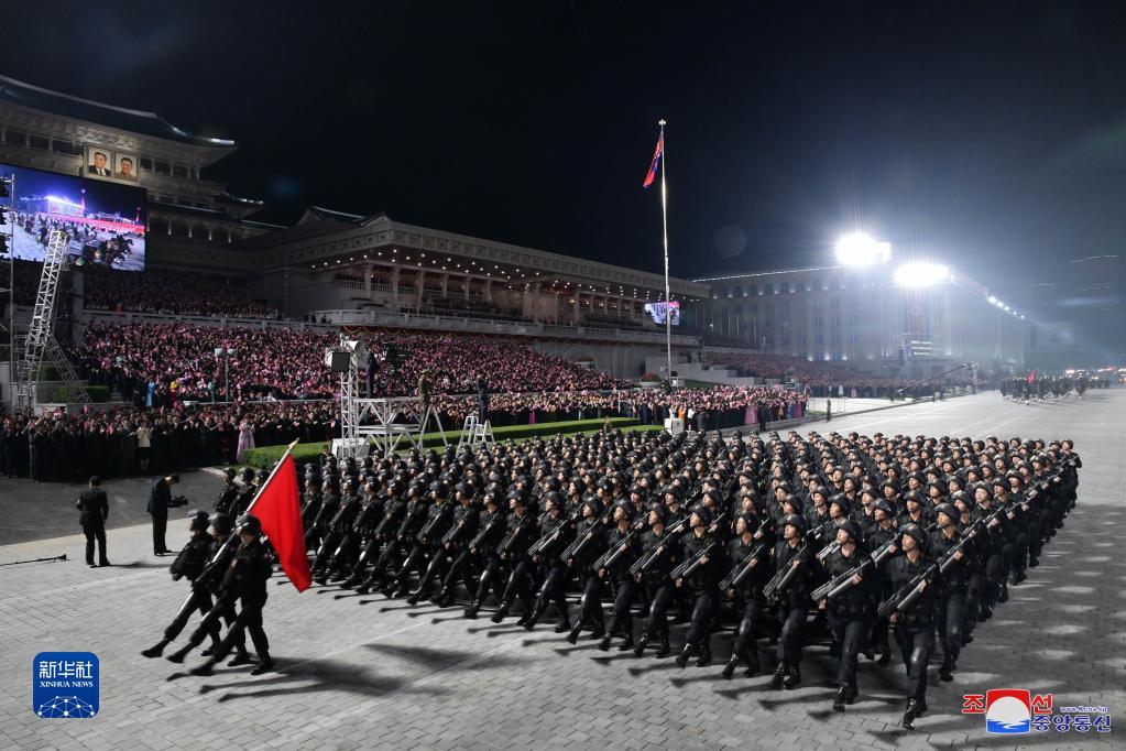 朝鲜举行民间及安全武装力量阅兵式庆祝国庆73周年
