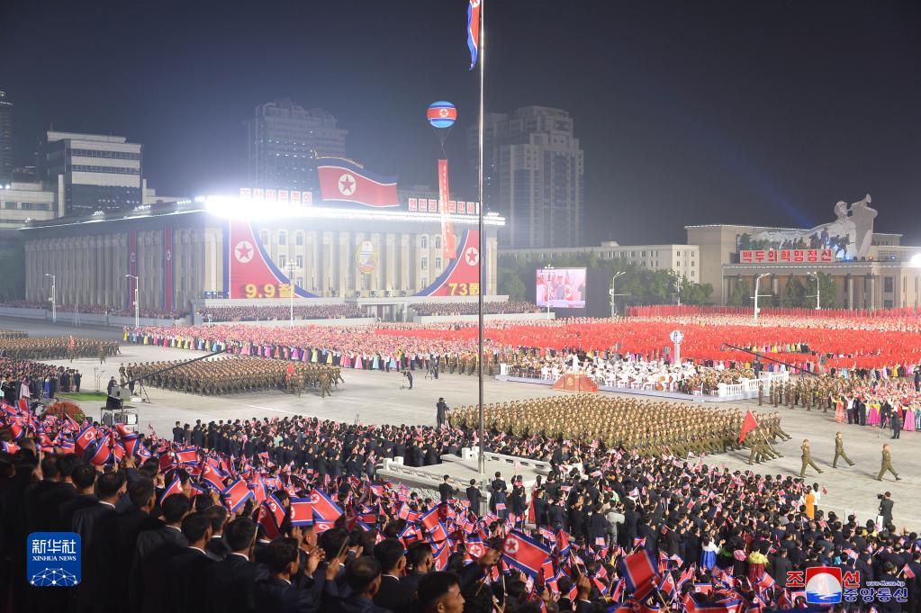 朝鲜举行民间及安全武装力量阅兵式庆祝国庆73周年