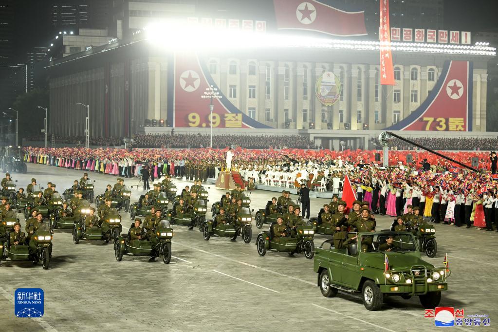 朝鲜举行民间及安全武装力量阅兵式庆祝国庆73周年