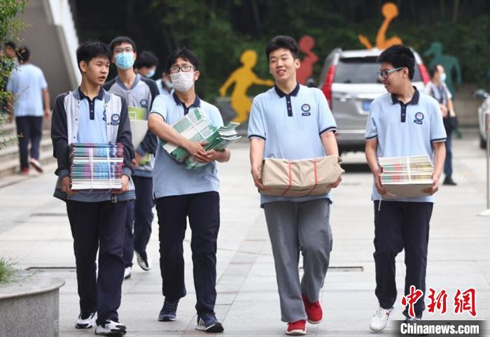 南京中学生全面返校上课：疫情后重见青青校园