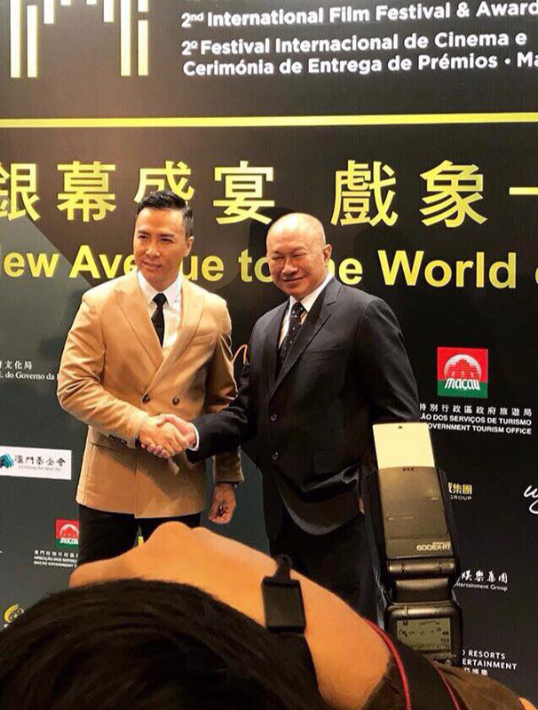 吴宇森甄子丹出席澳门影展 互盼合作受影迷期待_fororder_甄子丹与吴宇森合影